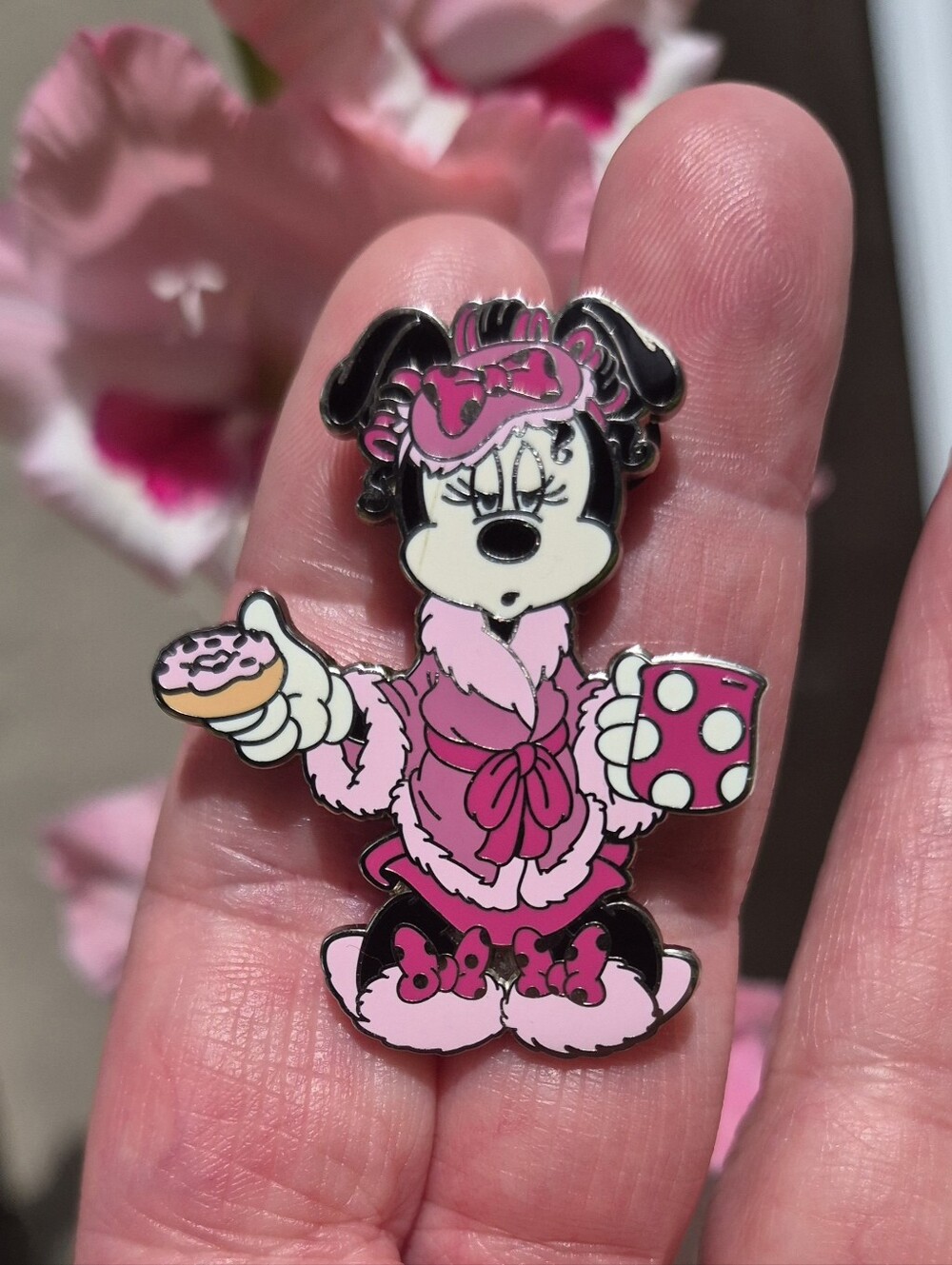 Disney WDW 2008 Minnie Mouse Morning with Coffee Pink Robe Doughnut Trading Pin